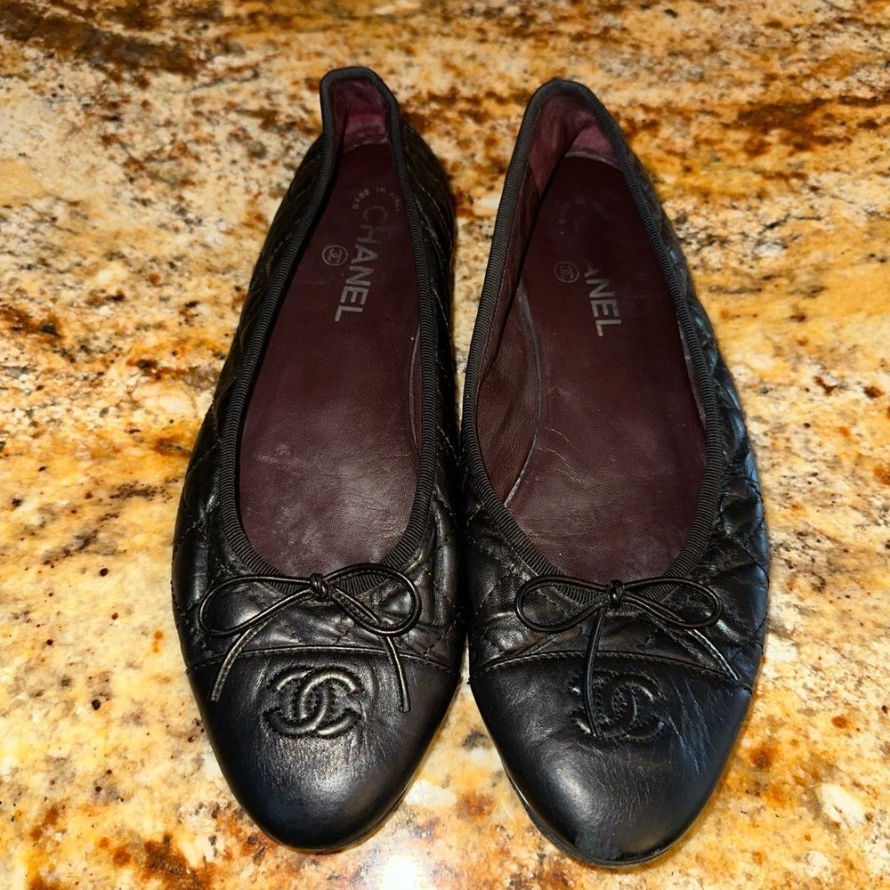 CHANEL Black Quilted Leather Ballerina Flats with CC Logo